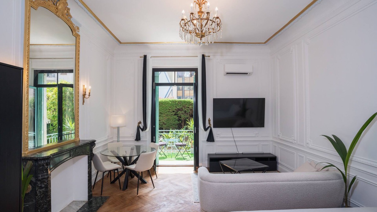 Gambetta Apartment | Haussmannian apartment in the heart of town -AC-