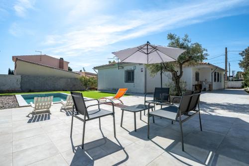 Club Mont-roig House | Hauzify I Casa Petis
