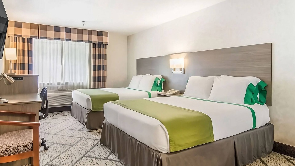 Poulsbo Resort | Have a Comfortable Stay in GuestHouse Poulsbo! Comes w/Free Parking & Breakfast