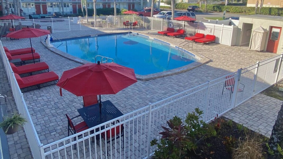 June Park House | Have fun and sunbathe on nearby Melbourne Beach! Free Parking , Pool!