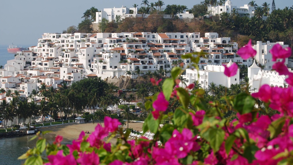Las Hadas Apartment | Have it All: Ocean View, Beach, Pool and Style for $99 p.n.