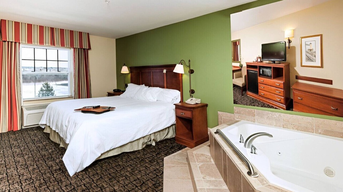 Thomaston House | Haven for a Lover's Getaway! Free Breakfast