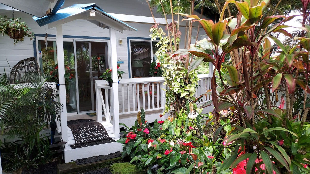Hilo Cottage | HAWAII Hilo Town~Private GATED Botanical GARDEN COTTAGE w Koi Pond