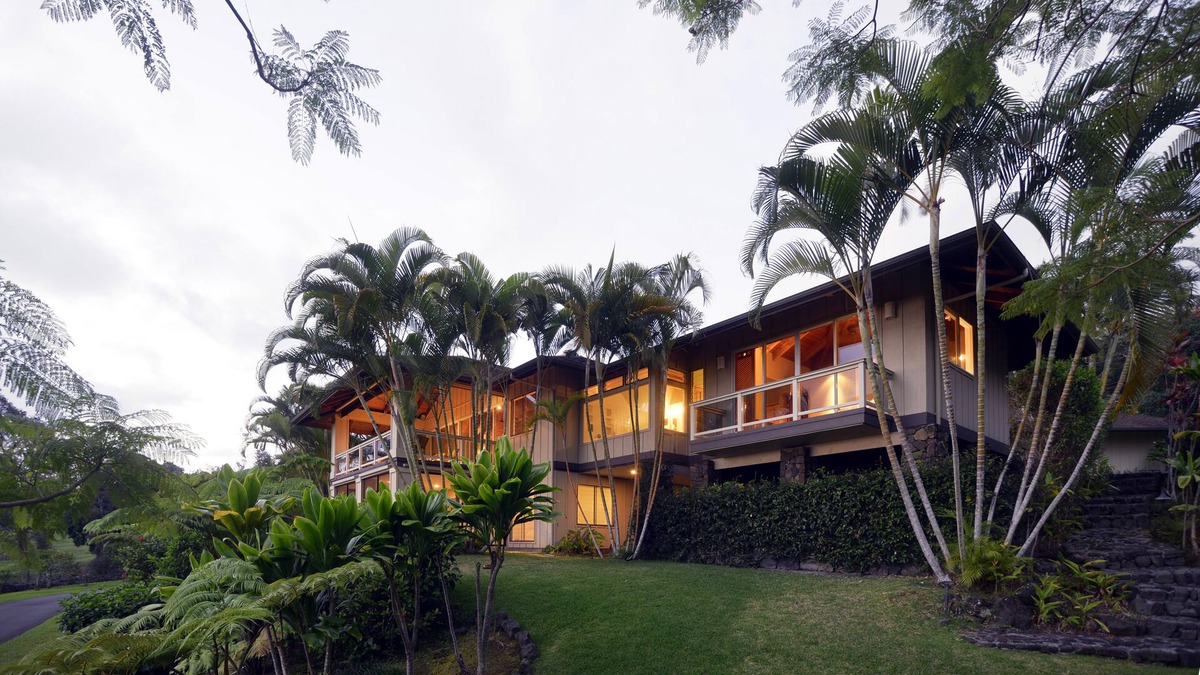 Kalaoa House | Hawaii life luxury coffee farm retreat
