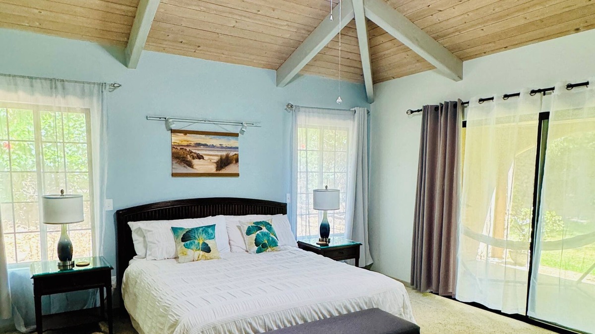 Francolin Place House | Hawaiian Family Paradise Retreat – Near Beach & Golf!
