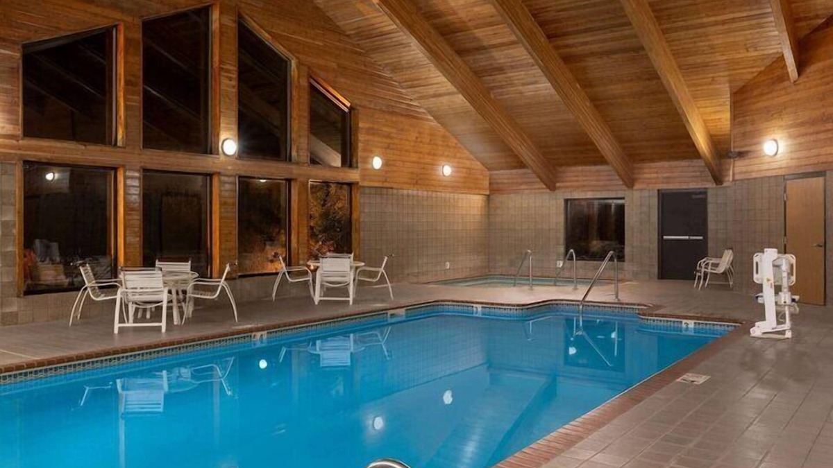 Oakdale Hotel | hawk In Suite Coralville