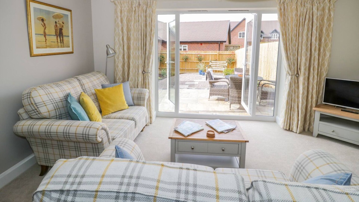 Quedgeley Cottage | HAWKINS WAY COTTAGE, family friendly in Newbold On Stour