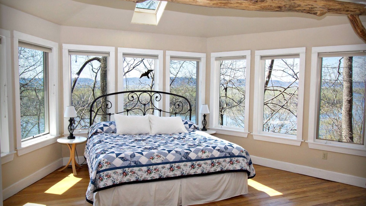 Fountain City House | Hawks View's Marsh Hawk Cottage