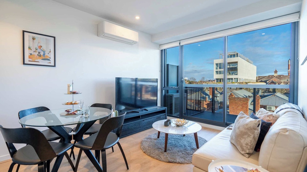 Hawthorn Apartment | Hawthorn 1BR Apt - Close to Swinburne University