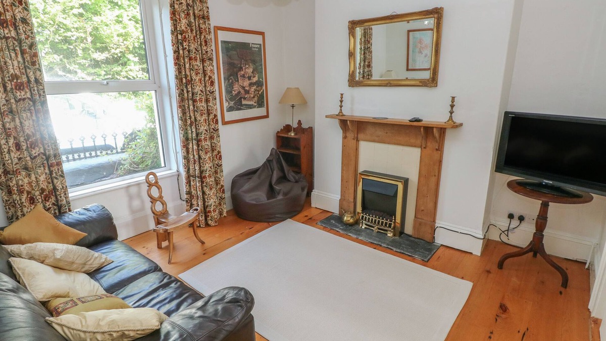 Pembroke House | HAWTHORN HOUSE, pet friendly, luxury holiday cottage in Pembroke