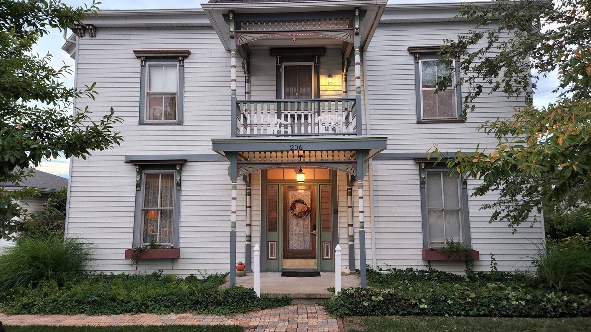 Versailles Bed & Breakfast | Hawthorne Inn