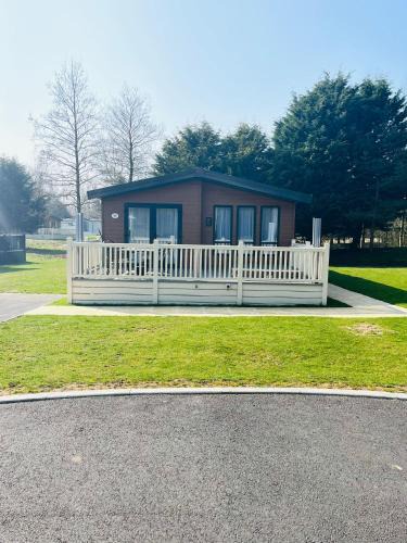 Allerthorpe House | Hawthorne Villa with Hot Tub