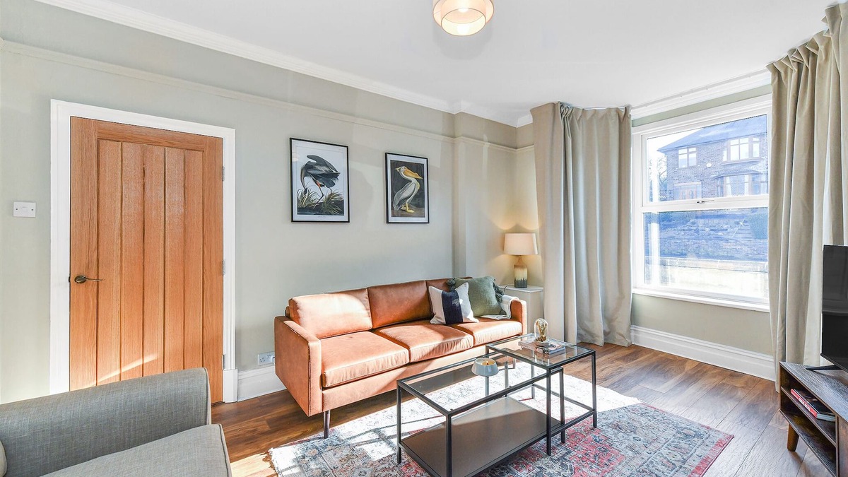 Nottingham Apartment | Haydn Road - Opulent 4bedroom house with dining for 8 & private outdoor patio