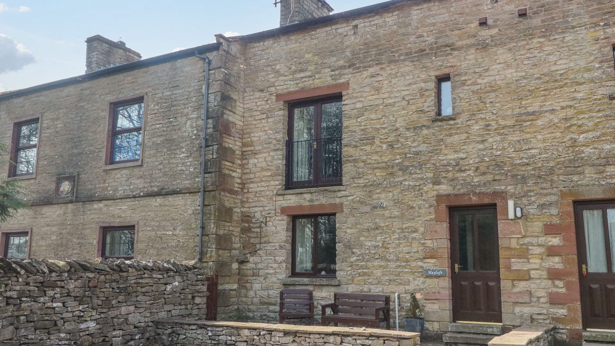 Kirkby Stephen Cottage | HAYLOFT COTTAGE, pet friendly, with a garden in Newbiggin-On-Lune