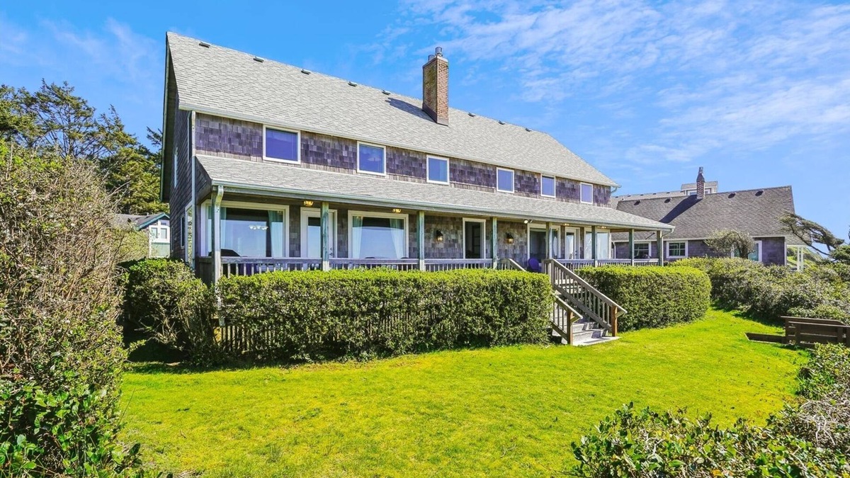 Downtown Cannon Beach House | Haystack Close North - Beachfront! - Beachcomber Vacation Homes