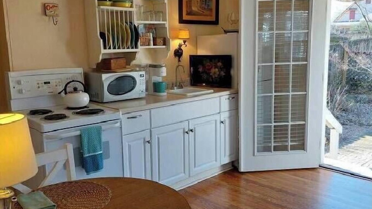 East of Broadway Cottage | Hayward Garden Cottage