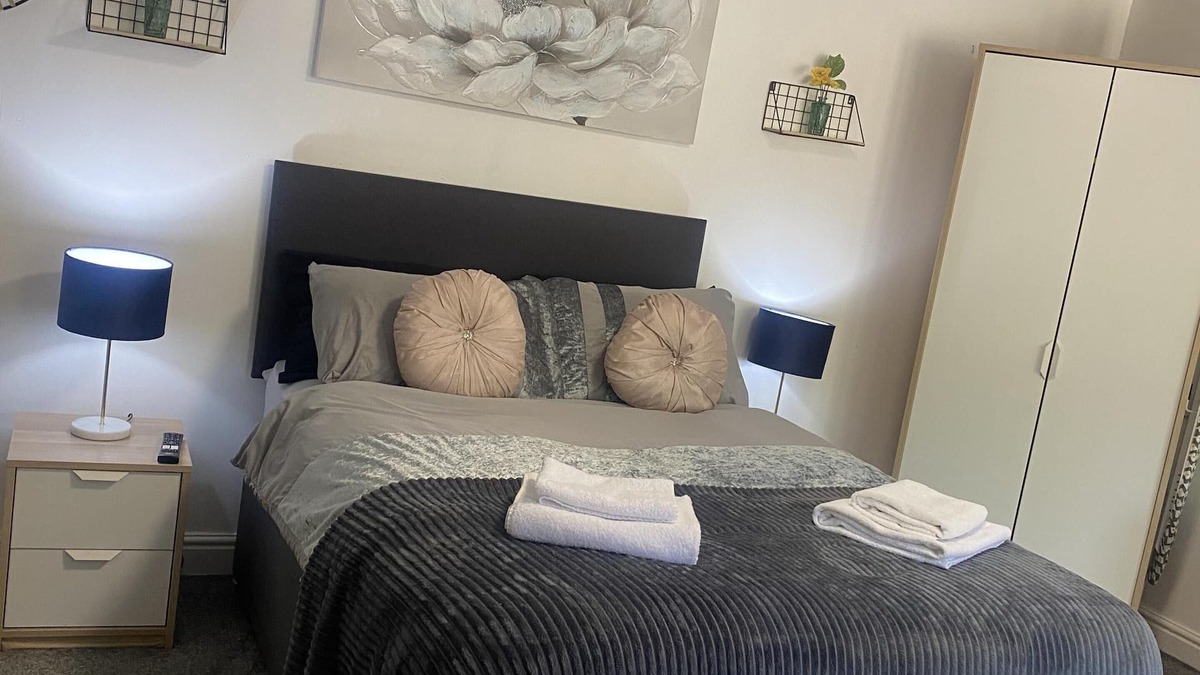Huddersfield Apartment | Hayy Modern Studio Huddersfield