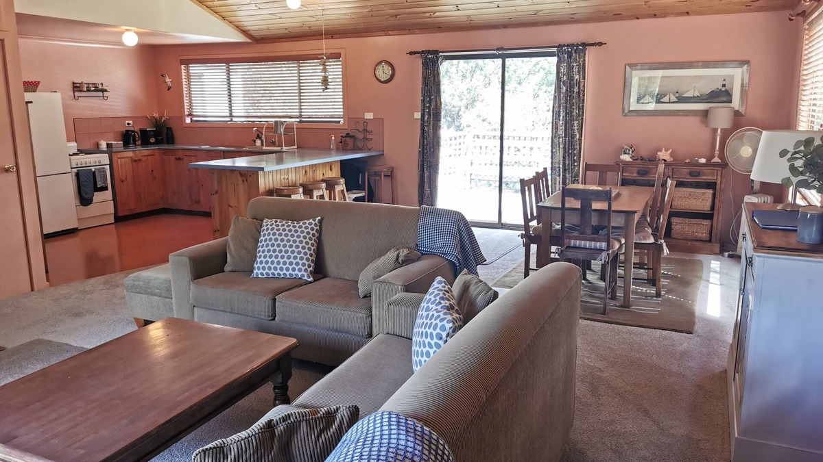 Coles Bay House | Hazards Homestay, a recently refurbished holiday home, 5 minutes drive to town.