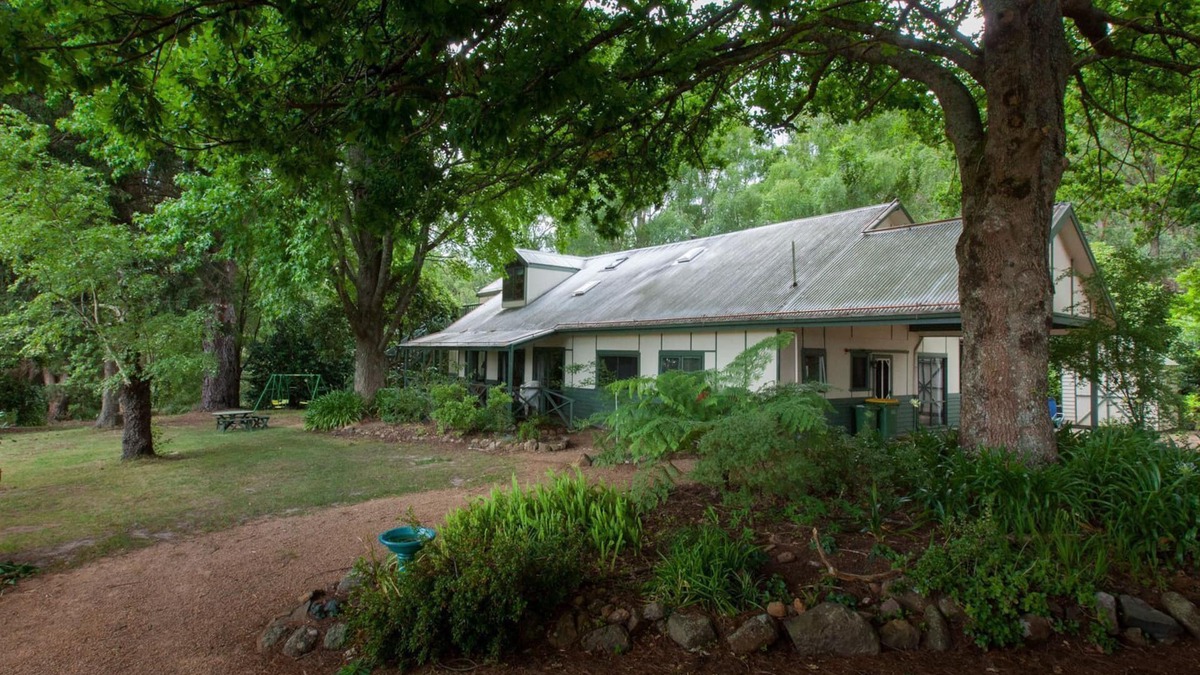 East Warburton House | Hazelwood Cottage | Sleeps 16 | 7 BR | Disabled Access | 1hr 30m to Melbourne