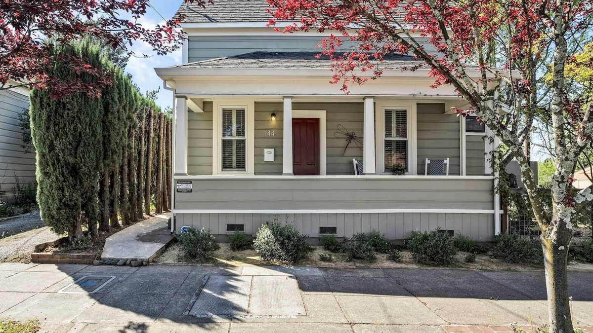 Healdsburg Cottage | Healdsburg Plaza Gem-Complimentary wine tasting at Croix included!