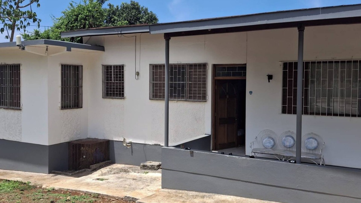 Stewart Town House | Healing 3-Bed Retreat - Sleeps 3, Hot Tub & Pool