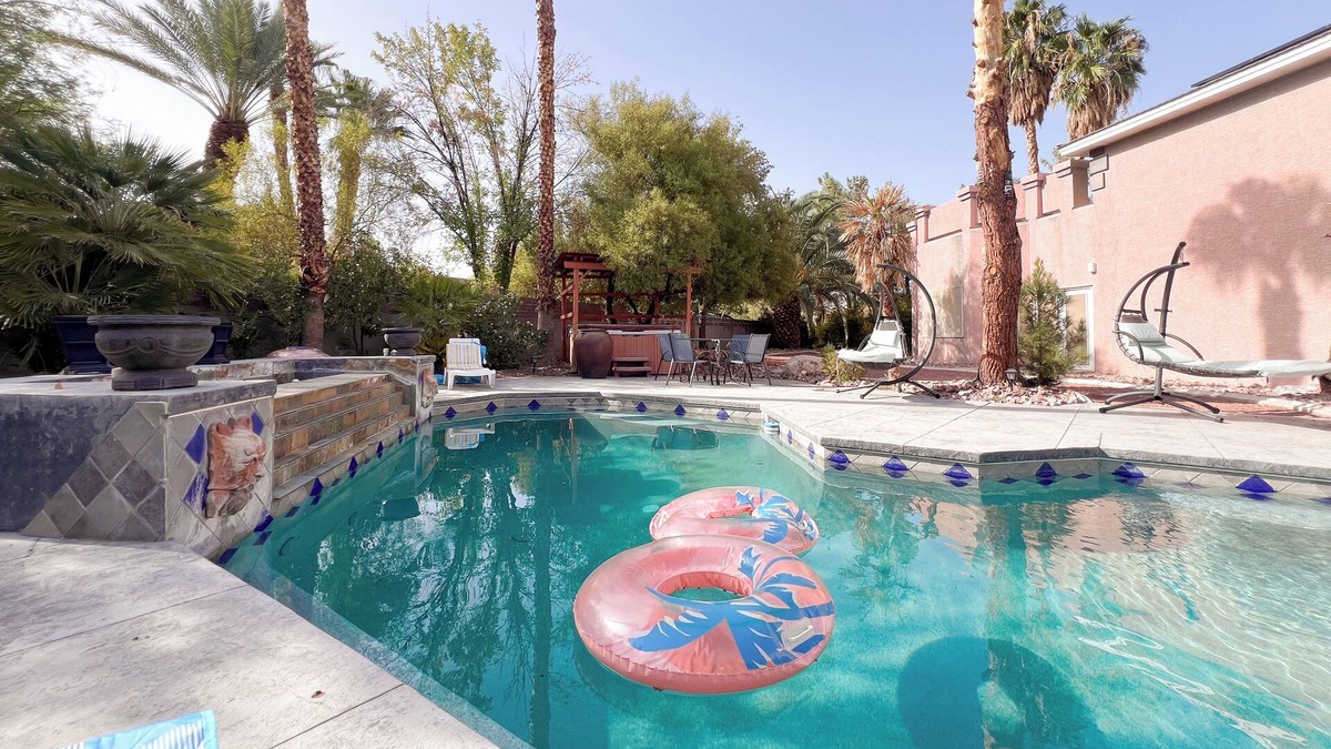 Spring Valley House | Healthy House for Sports Teams, Business Groups, Family Reunions, 22 people
