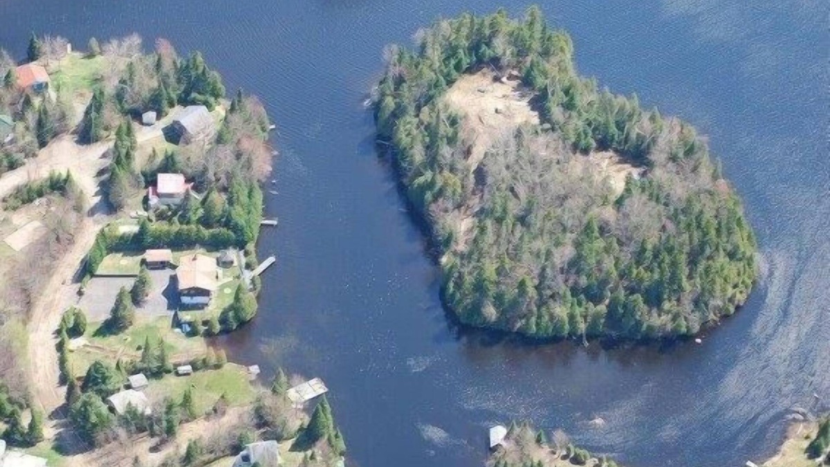 St-Adolphe-d'Howard Ski Chalet | Heart Island/île du coeur with 1 COTTAGE - PRIVATE ISLAND