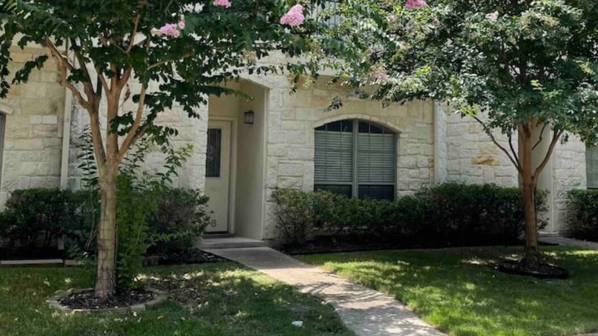 Boerne House | Heart of Boerne Townhome 4 min walk to Hill Country Mile, Cibolo Creek & more!