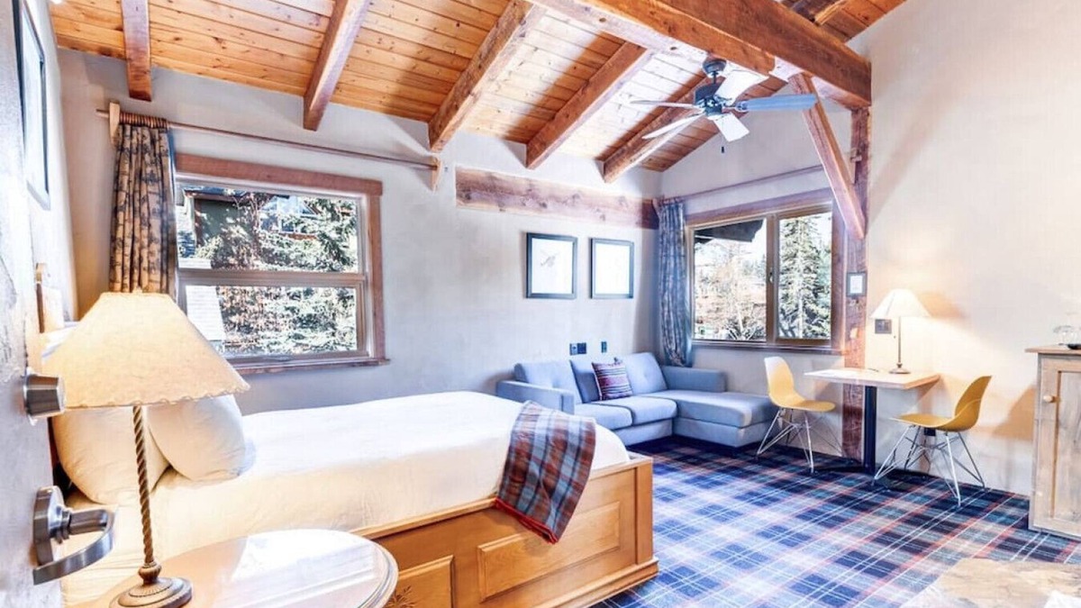 Town Centre Hotel | Heart of Canmore- Private Romantic Suite-2 Guests