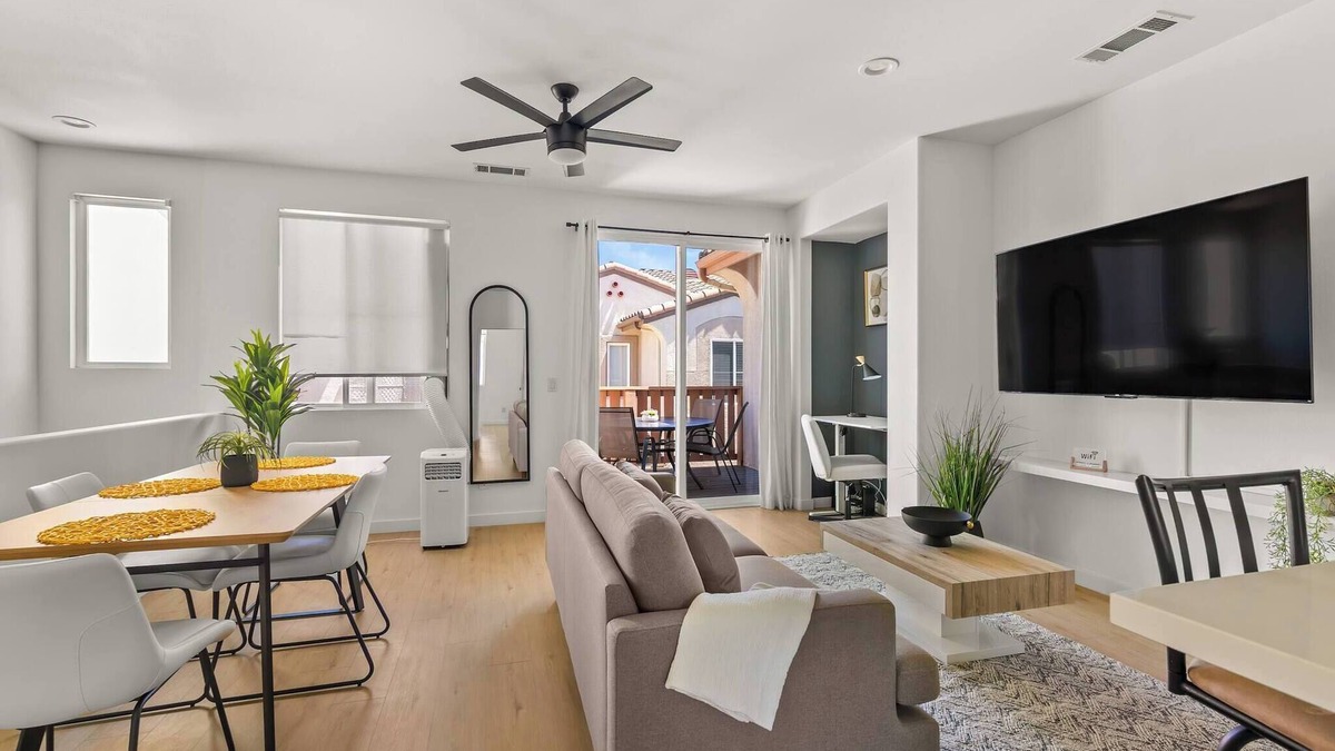 Carlsbad House | Heart of Carlsbad 2 bed 2 bath with Pool + Hot Tub