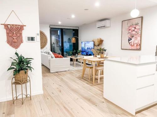 Reid Apartment | Heart of City - Pool - Parking - Self check-in