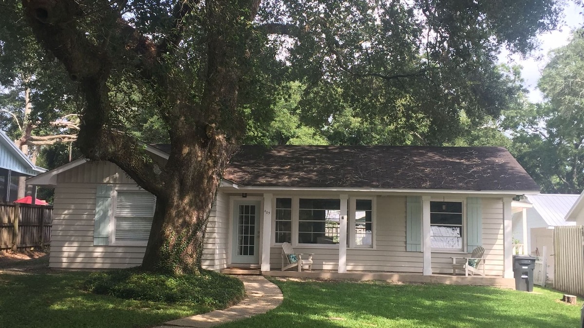 Fairhope House | Heart of Fairhope! Walk to pier & downtown! Newly decorated and Pet friendly.