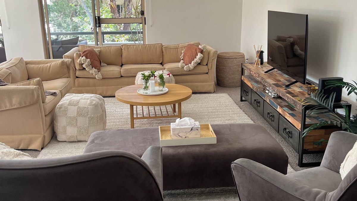 Newport Apartment | Heart of Newport, Minutes to the Beach, Spacious 3 Bedroom Apartment