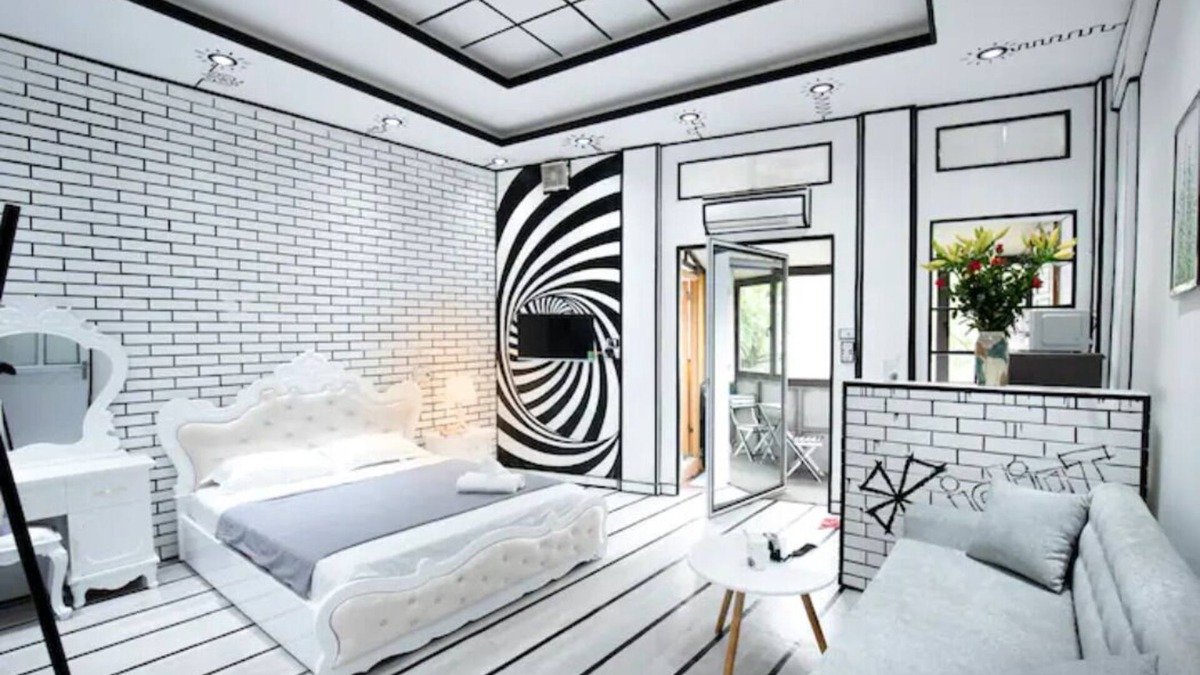 Hanoi Apartment | Heart of Old Quarter With Balcony View to Street!