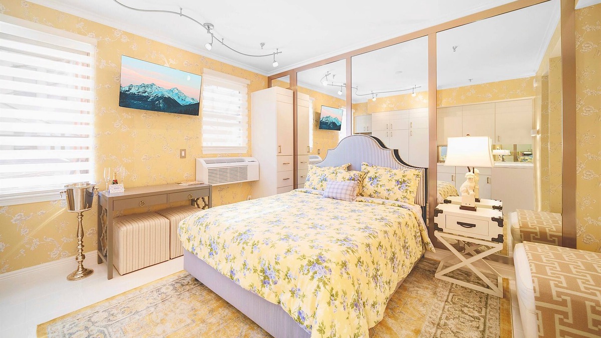 Palm Beach - West Palm Beach Hotel | Heart of Palm Beach - free parking included, security safe, next to Breakers