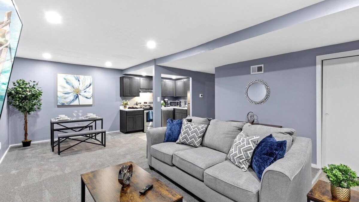 Towson Apartment | Heart of Towson Pool Balcony Gym King Parking