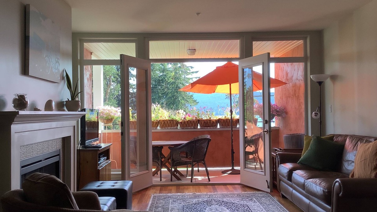 Vesuvius Condo | Heart of Vesuvius Oceanview Well-appointed Condo