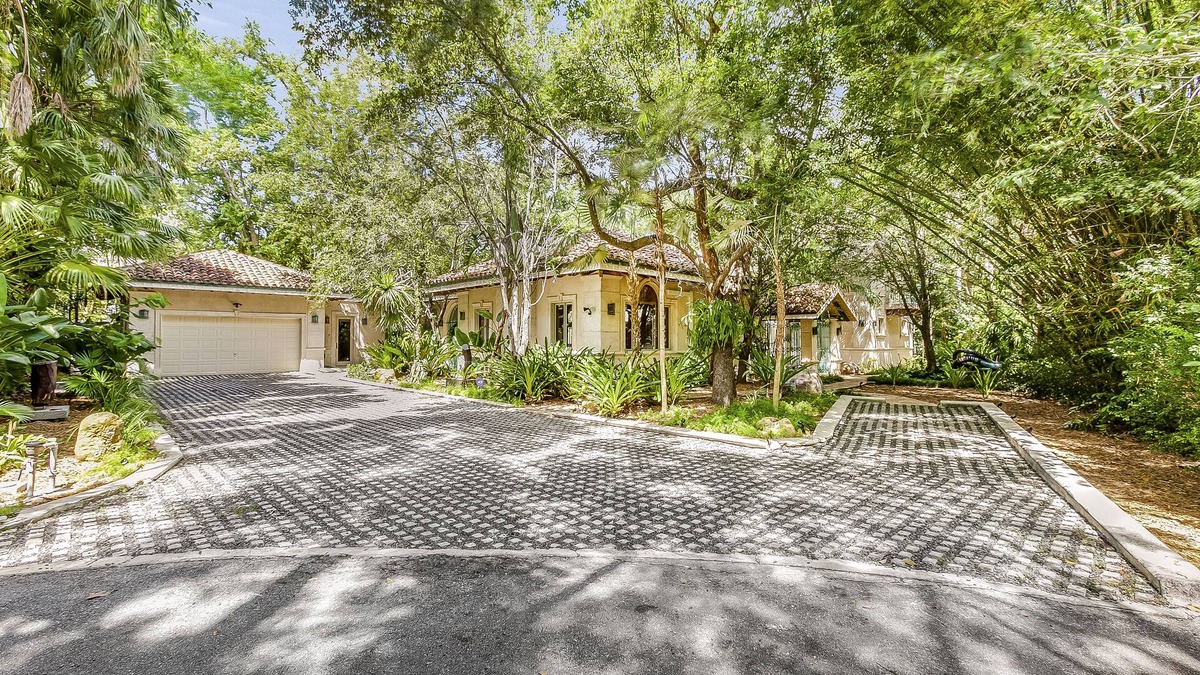 Coconut Grove House | Heart ofCoconut Grove across from Green streetsRestaurant inCamp Biscayne