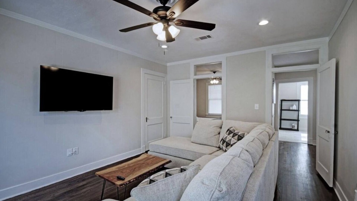 Clinton Apartment | Heart Welcoming Home ! Minutes Away From A Theater & Local Foods!!