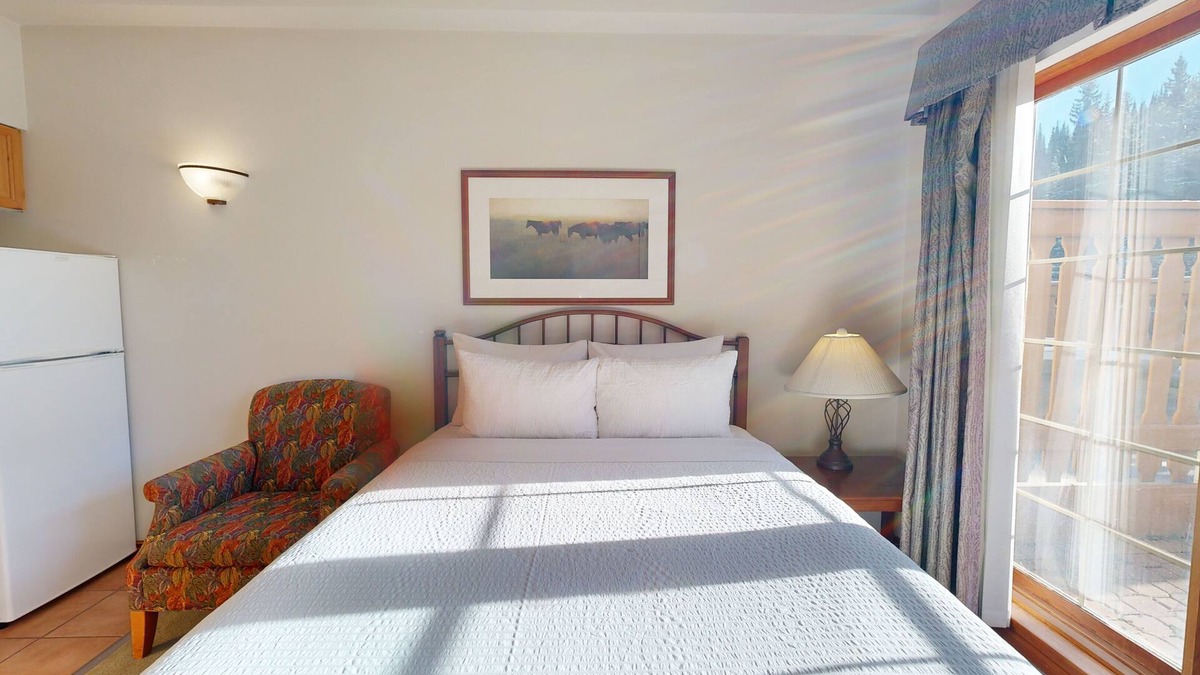 Sun Peaks Hotel | Hearthstone Lodge #201