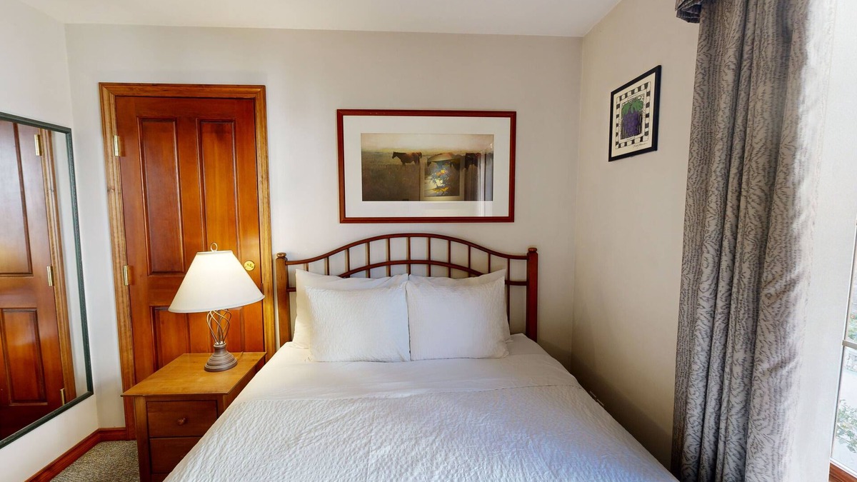 Sun Peaks Hotel | Hearthstone Lodge #304