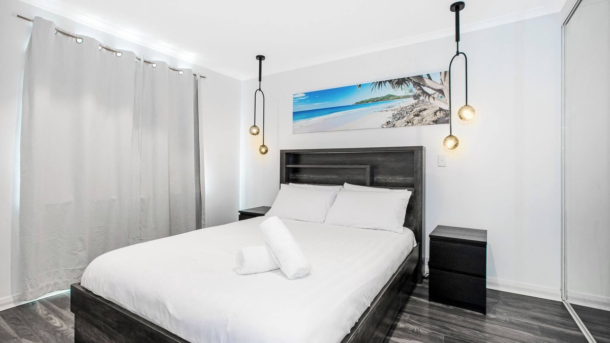 Redfern Apartment | Heated 1 bedroom on quiet street, walk to Central