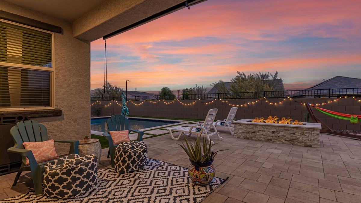 Surprise House | Heated Lap Swimming Pool! Firepit, Hammock, Ice Hockey and Ping Pong! Dog Friendly!