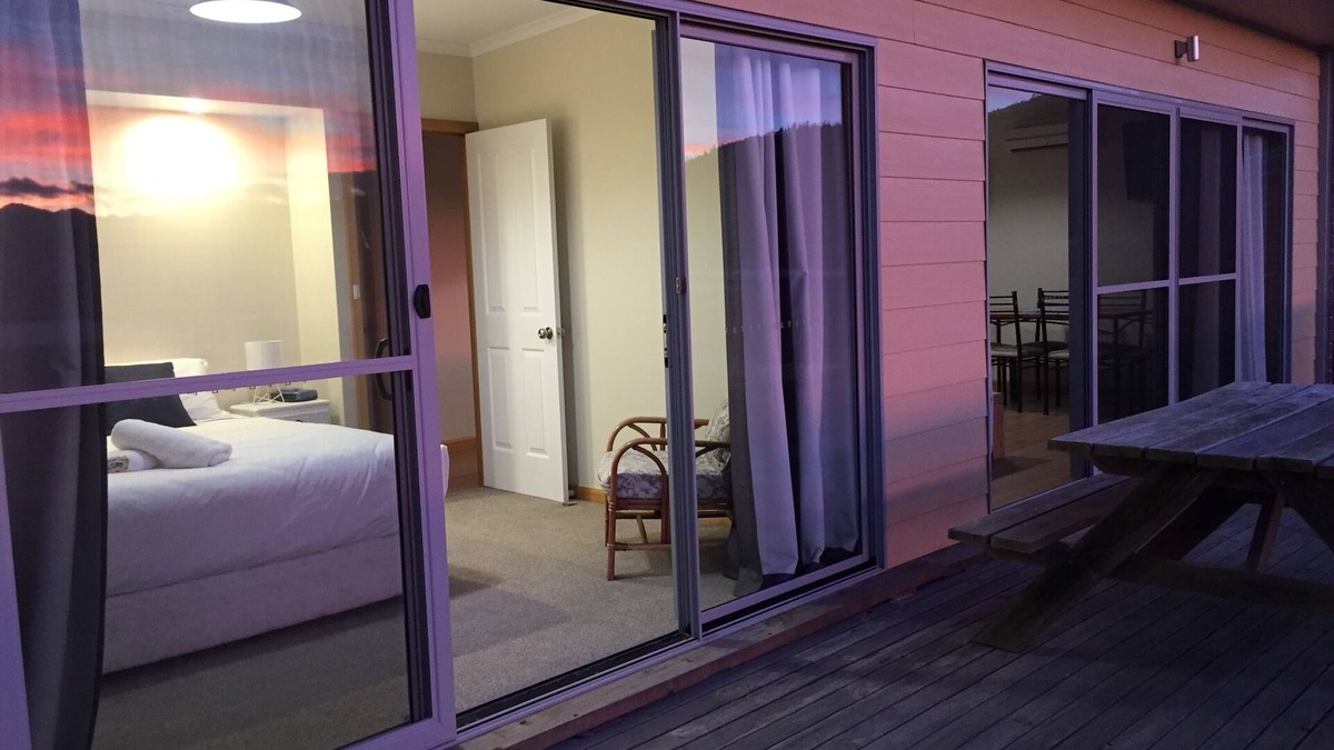 Four Mile Creek Resort | Heated outdoor pool . 25min from Bicheno and St Helens .
