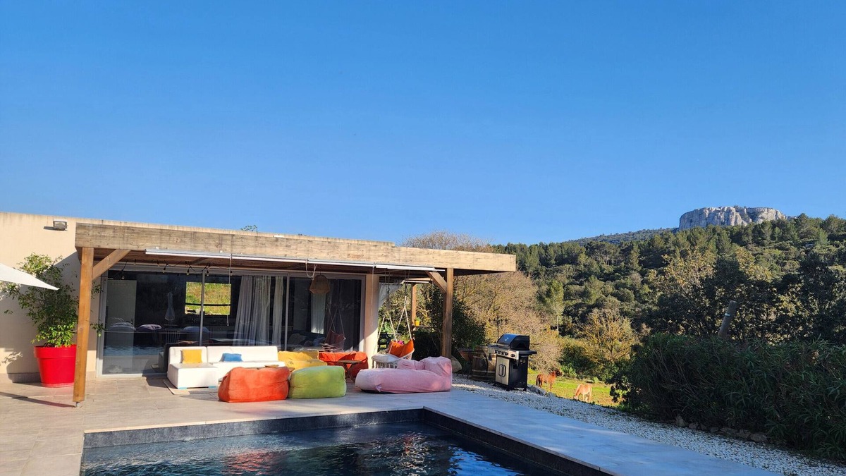 Roquefort-la-Bedoule Apartment | Heated pool in the vineyards