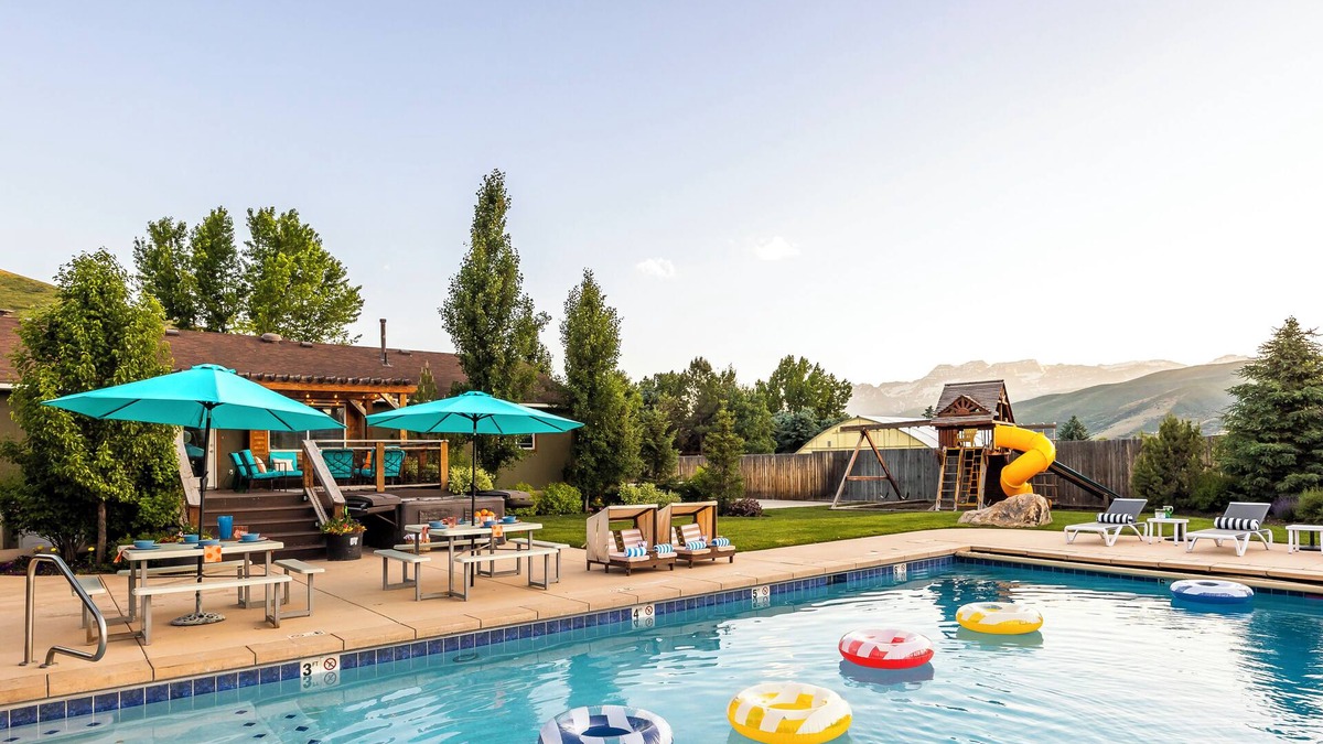 Charleston House | HEATED Pool- 15 min to Ski Slopes- Sleeps up to 20- Pickle Ball Court, Hot Tub
