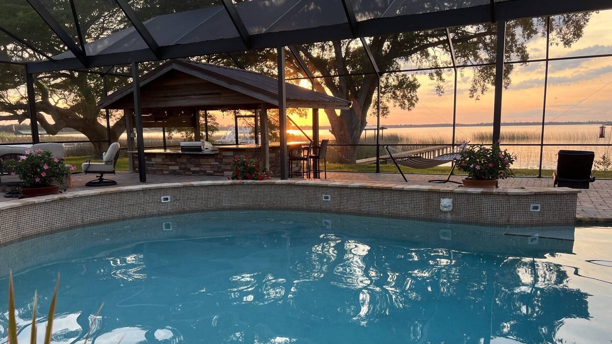 Lake Hamilton House | Heated Pool Backyard Fun | Kayaks | Boat Dock | Lake Access | Theater Room | EV Charger Theme Parks
