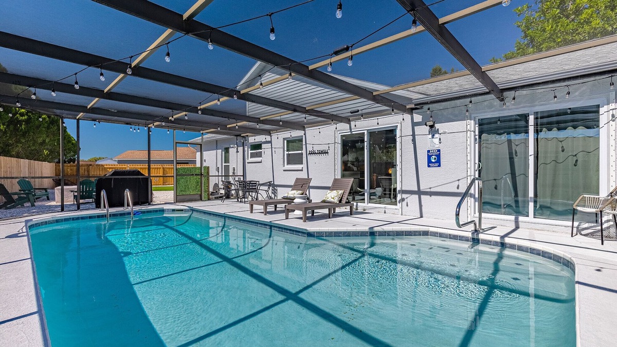 Regency Park House | Heated Pool, Golf, Fire Pit - Sleeps 9!