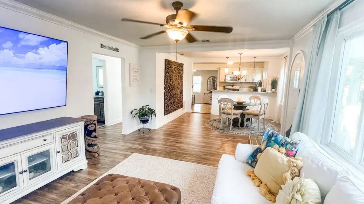 Arlington Park House | Heated pool home 5 min to downtown sleeps up to 8. Pet friendly!n