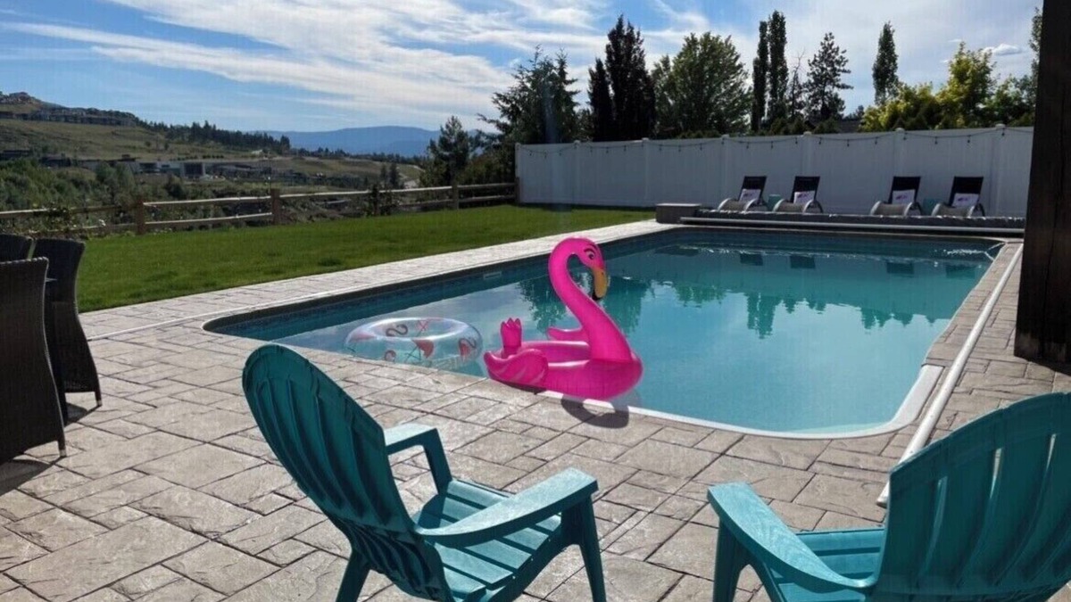 Crawford House | Heated Pool, Hot tub, Chef’s Kitchen, Tesla charging, Sleeps 12